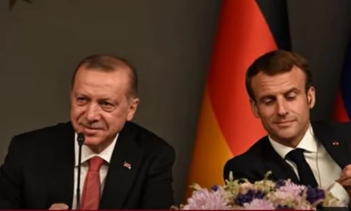 Ako Macron a Erdogan „ošklbávajú“ Zelenského (VIDEO)