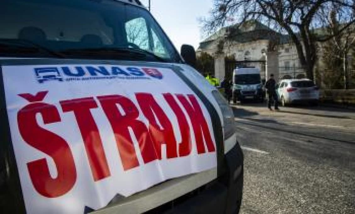 Protesty v Bratislave pokračujú, tvoria sa kolóny