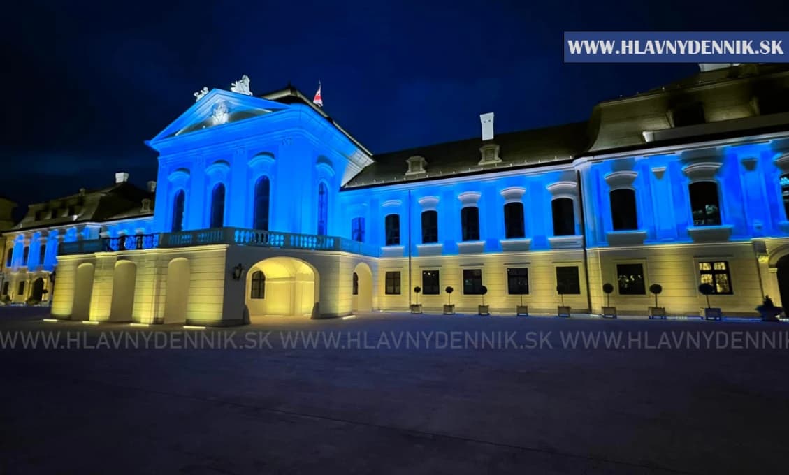 Pionierka v modrožltom paláci ešte stále blúzni o vojne