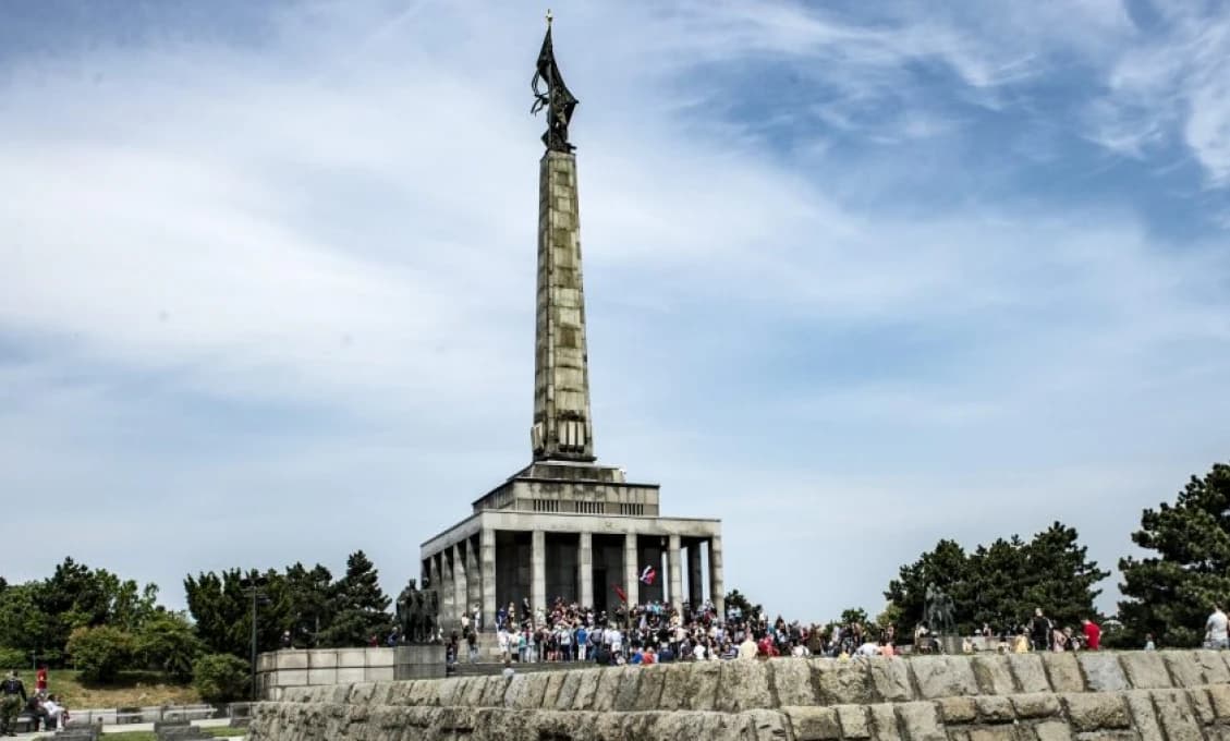 Neznámy páchateľ poškodil vojnový pamätník
