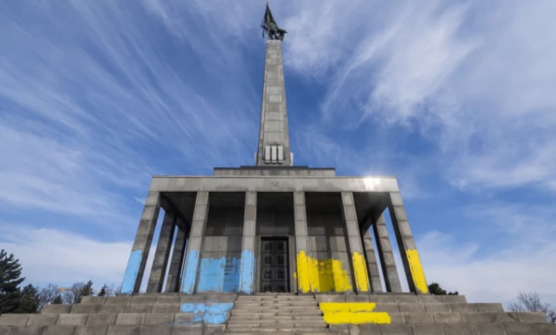 Reakcie politikov na premaľovanie (zneuctenie) Slavína