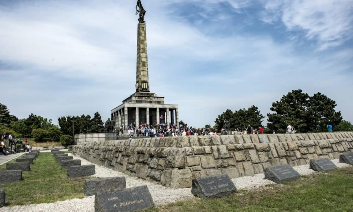 MIMORIADNA SPRÁVA: Arabská koalícia zaútočila na väznicu v Jemene. Červený kríž hlási najmenej 100 obetí
