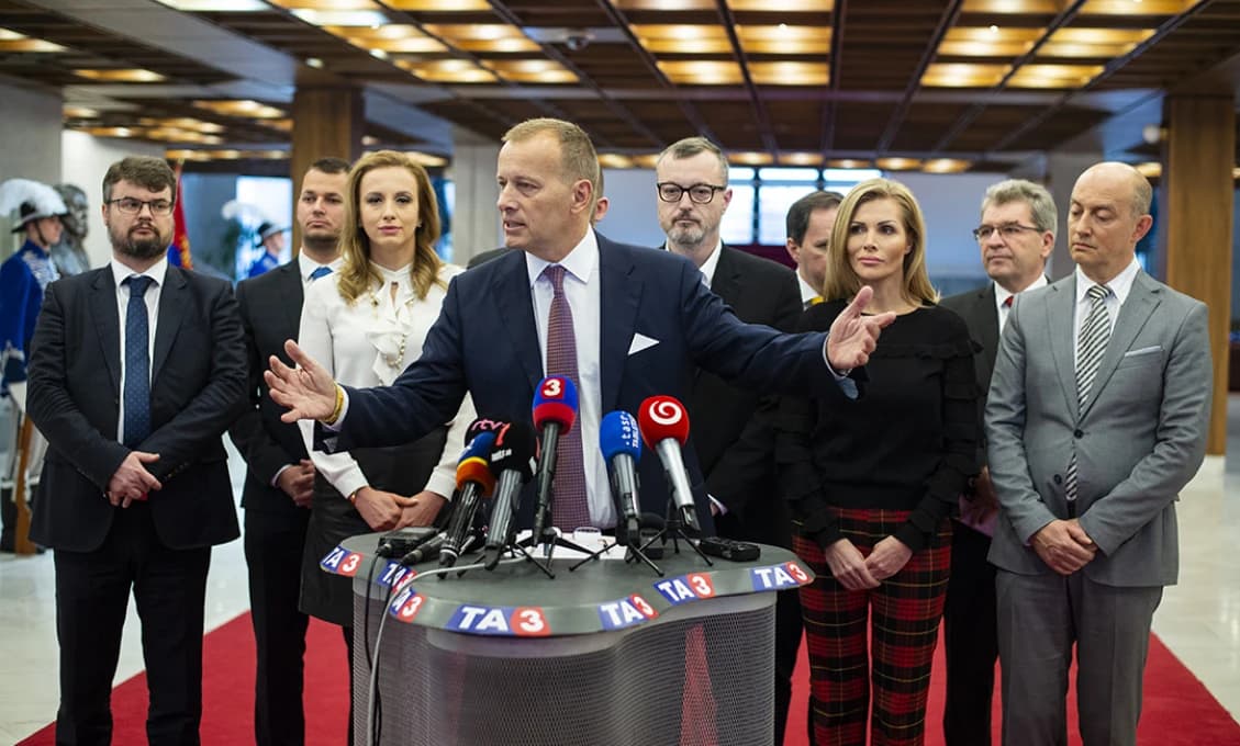 ĎALŠÍ KONFLIKT FICO-PELLEGRINI? Nezhodujú sa v otázke zdravotníctva ani pri adopciách homosexuálmi