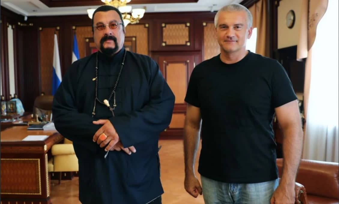 Putinov priateľ Steven Seagal navštívil Donbas. Svet nepozná pravdu, hovorí herec