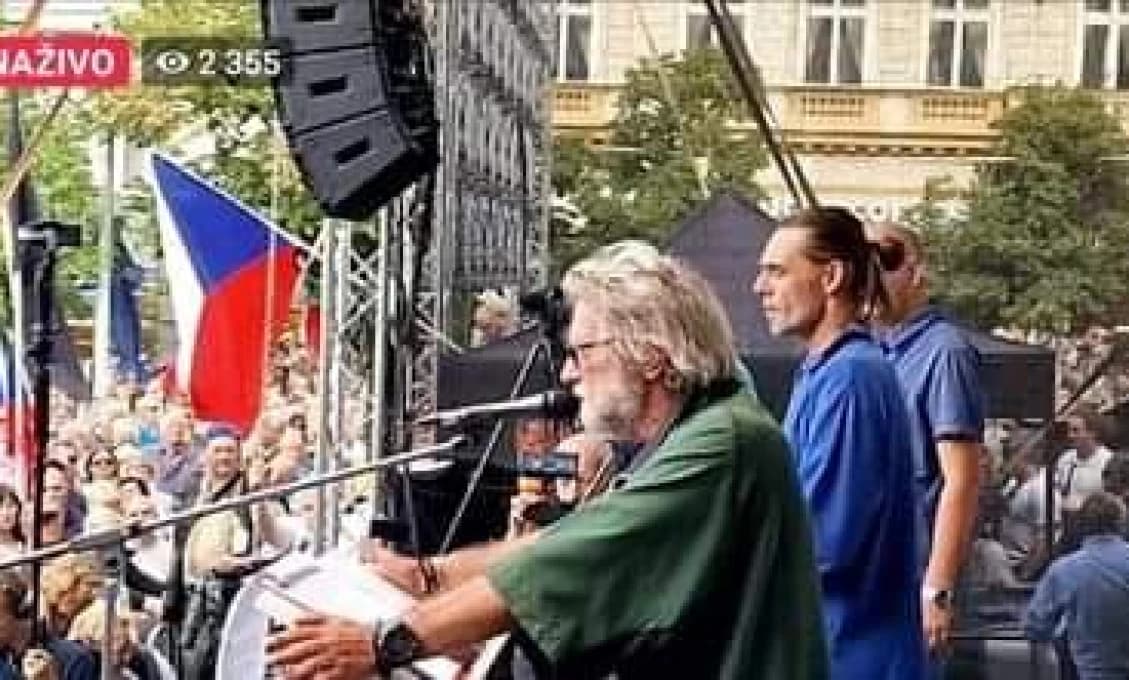 Český politológ: „Televize lže, jak když Rudé právo tiskne!“