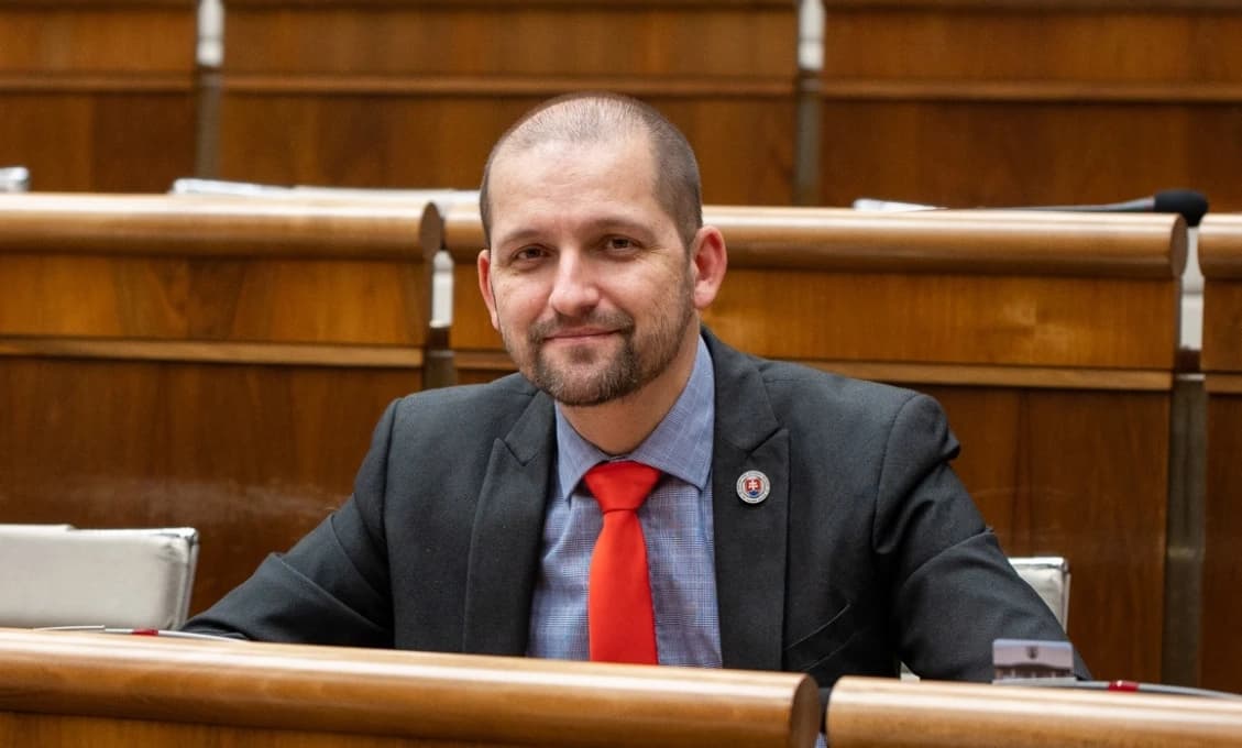Poslanec za OĽaNO kritizuje Roberta Fica. Ten vraj posiela odkazy "našim ľuďom!"