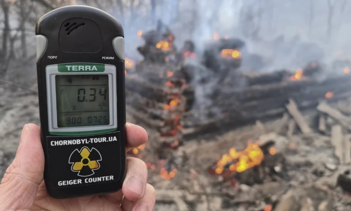 Netanjahu musel utiecť z pódia, kde viedol svoju kampaň za znovuzvolenie, kvôli raketovému útoku z Gazy (VIDEO)