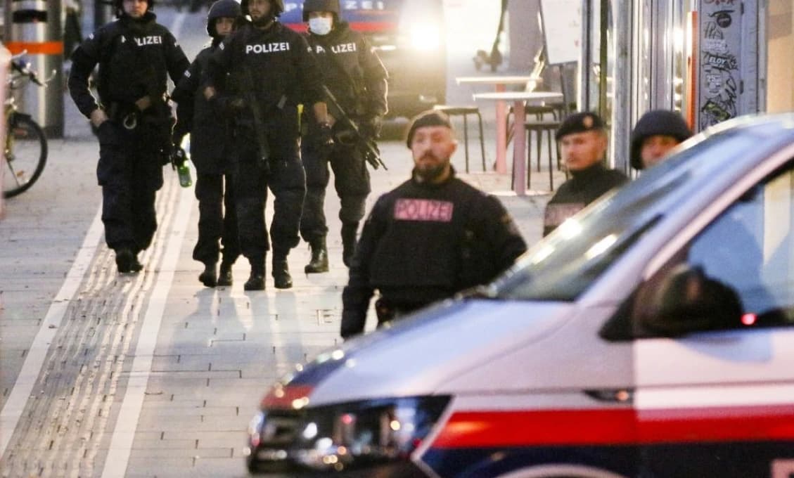 Mimoriadne! Streľba v centre Bratislavy si vyžiadala dvoch mŕtvych, páchateľ na úteku