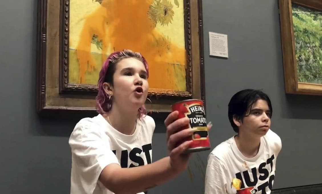 Svet sa zbláznil! Pozrite čo urobili aktivistky so známym obrazom (VIDEO)