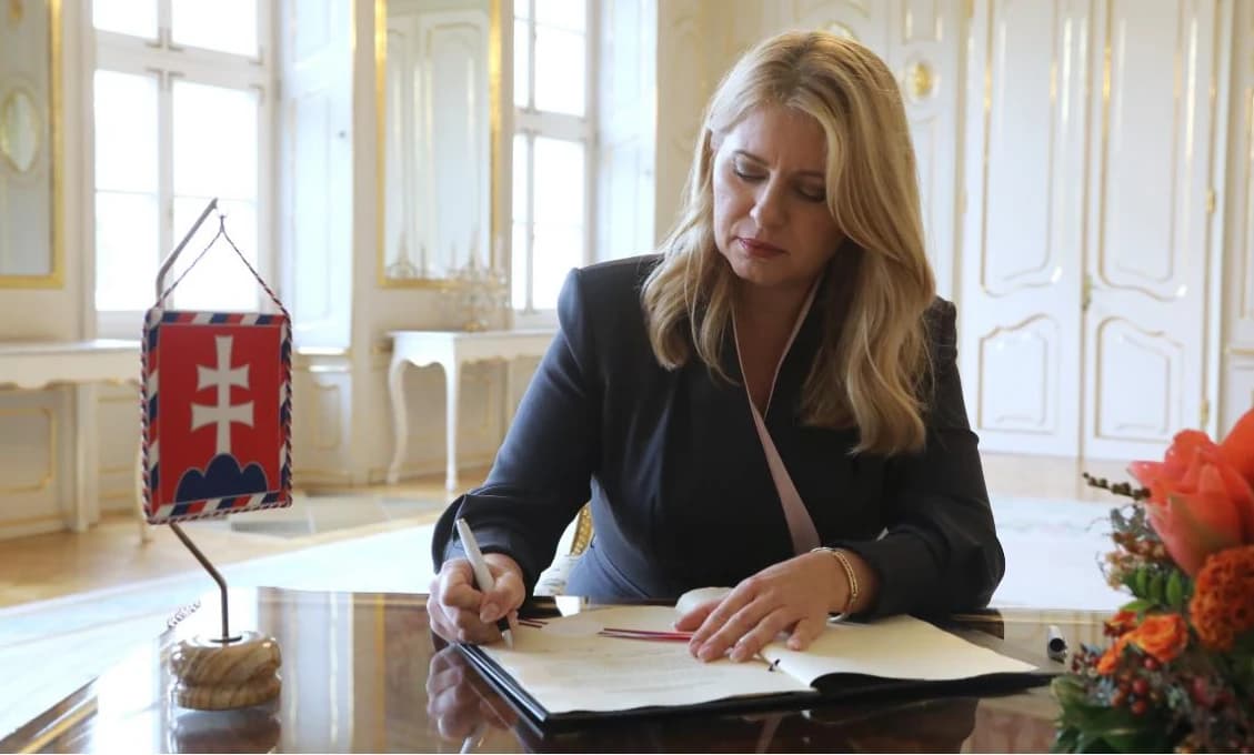 Prezidentka svojim totalitným perom podpisuje rozsudok smrti pre demokraciu
