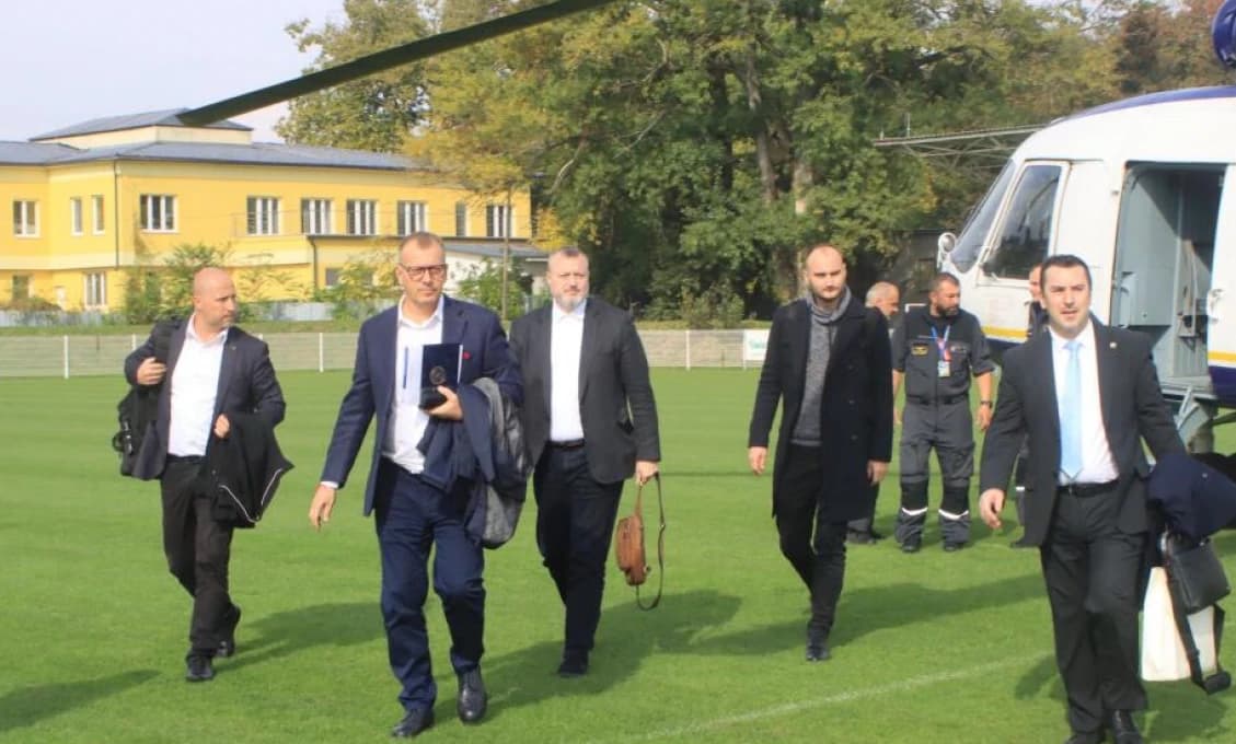 Kedysi limuzínou do lekárne, teraz vrtuľníkom rozdávať cukríky