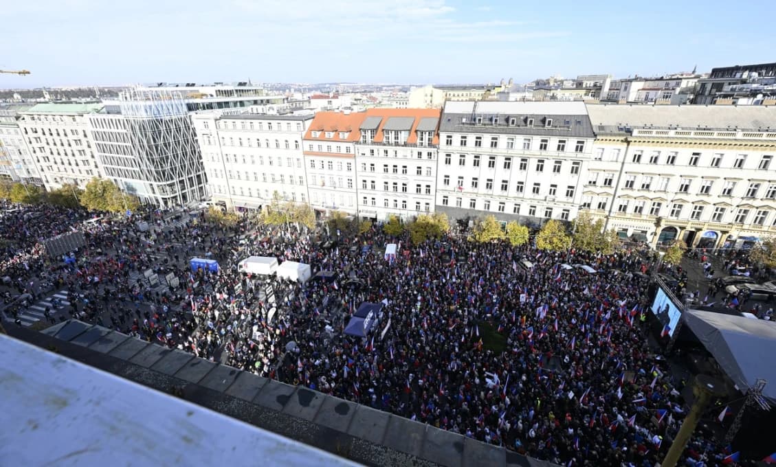 Obrovská masa ľudí aj v Čechách: "Nechceme vládu národného ničenia!" FOTO!
