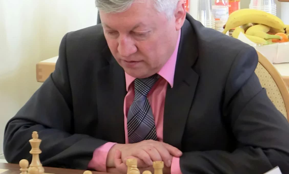 Exmajster sveta Karpov v umelej kóme