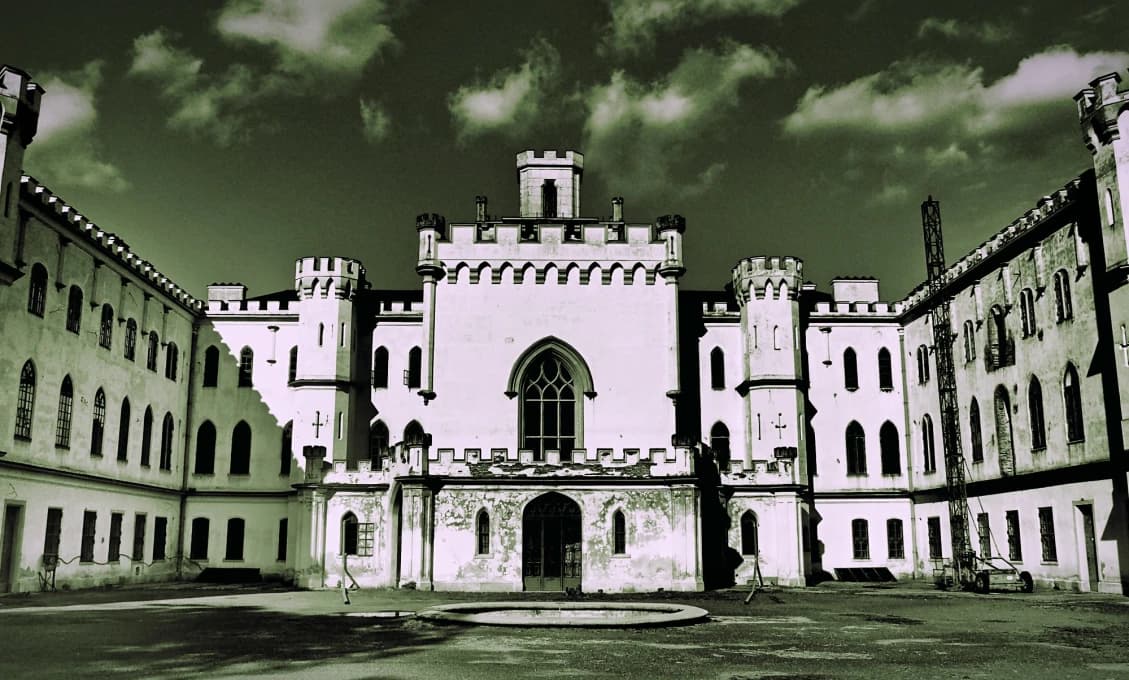 Exstarostka Rusoviec má problém? Napriek tomu, že má dom, z obecného bytu za babku sa nie a nie odsťahovať