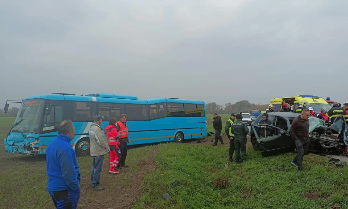 Nehoda ďalšieho autobusu. Je na čase zvykať si na nepriaznivé počasie (FOTO)