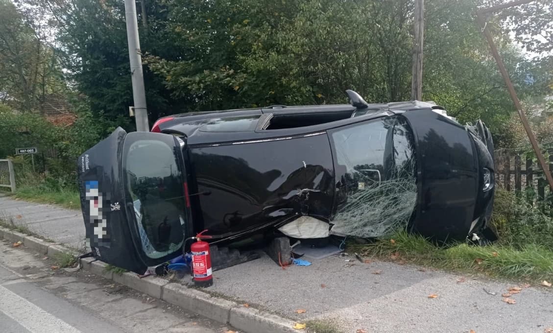 V Čadci spadlo z mosta osobné auto