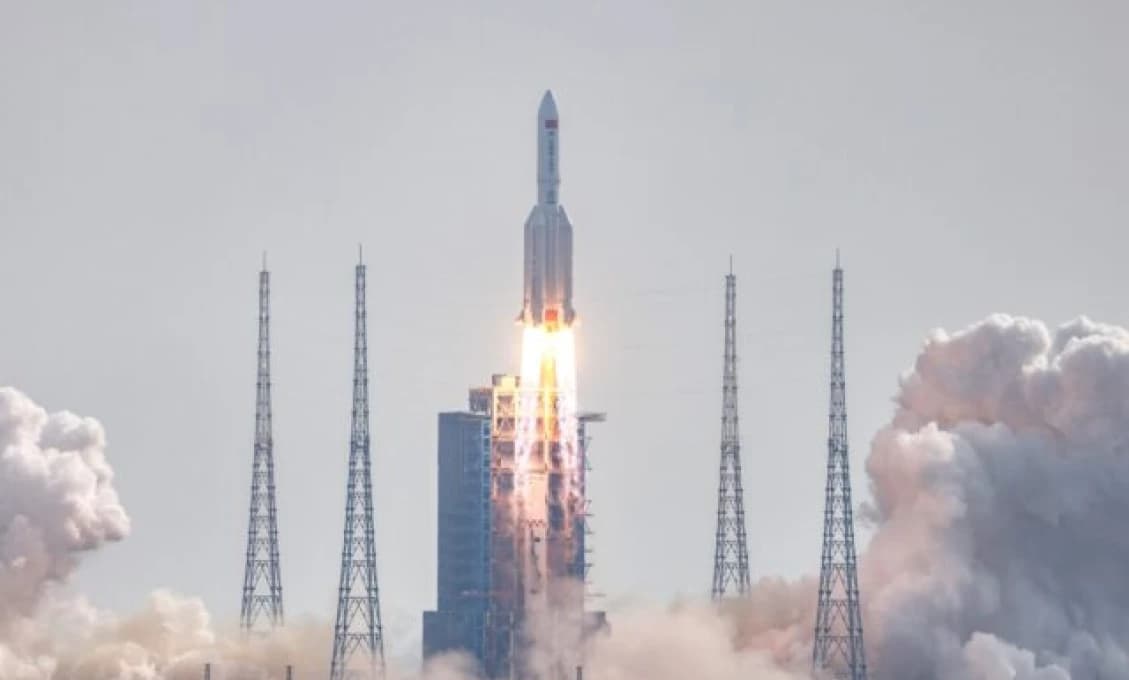 Čínska 24-tonová raketa sa rúti k Zemi!