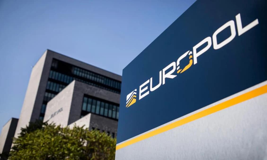 Europol zadržal viac ako 380 pašerákov zbraní a drog z Balkánu