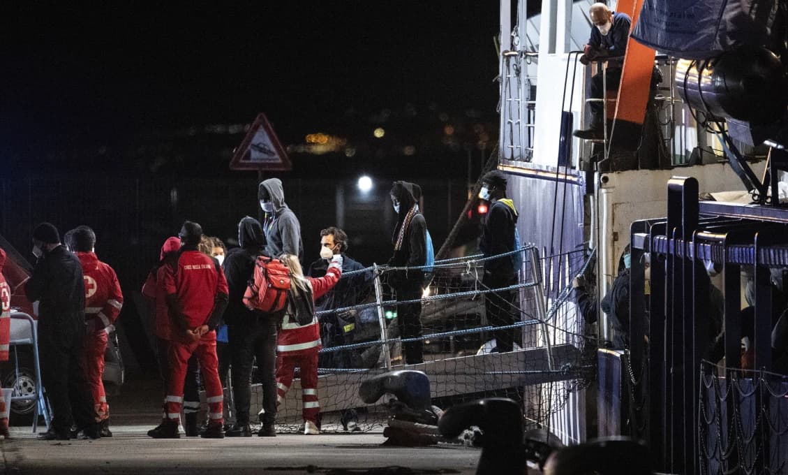Taliansko: Úrady nepovolili približne 30 migrantom opustiť záchrannú loď