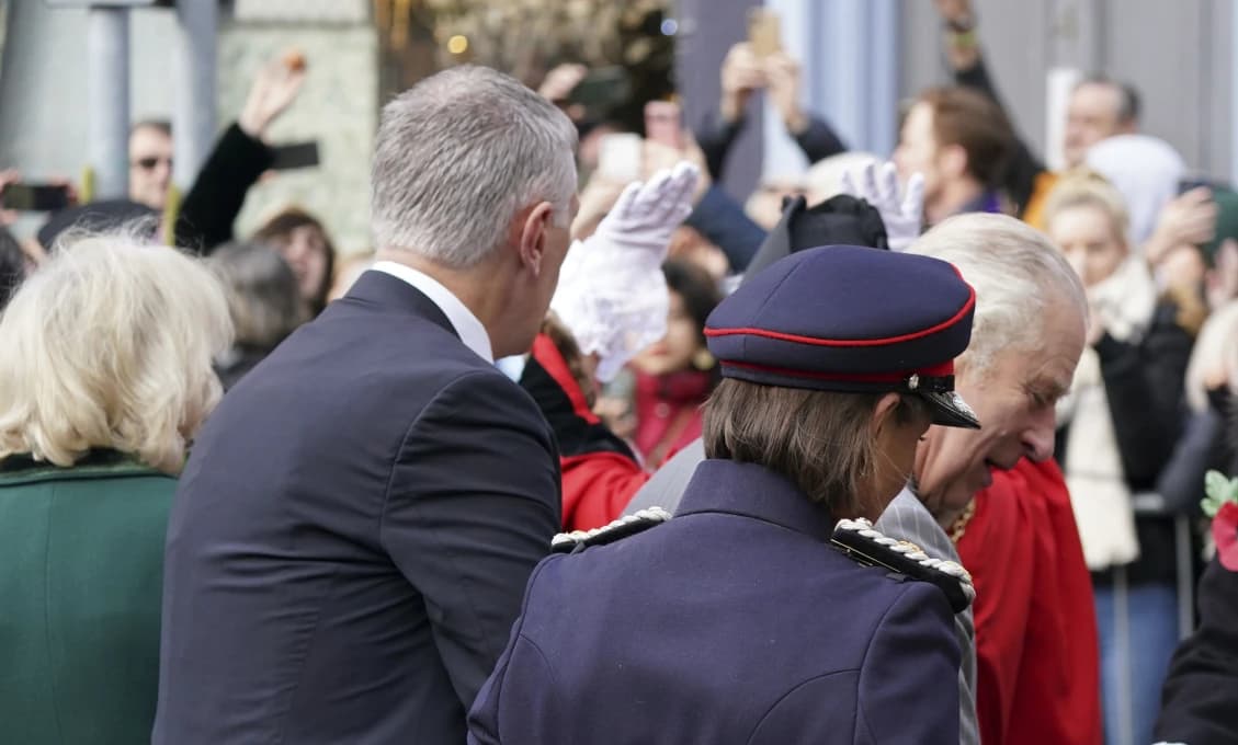 Po monarchovi Karolovi III. hádzal vajíčka, trafil? (VIDEO)