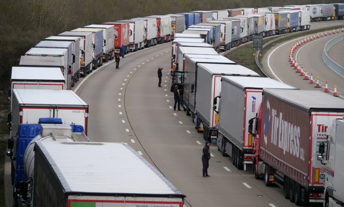 Británia a Francúzsko podpísali dohodu proti migrácii cez Lamanšský kanál