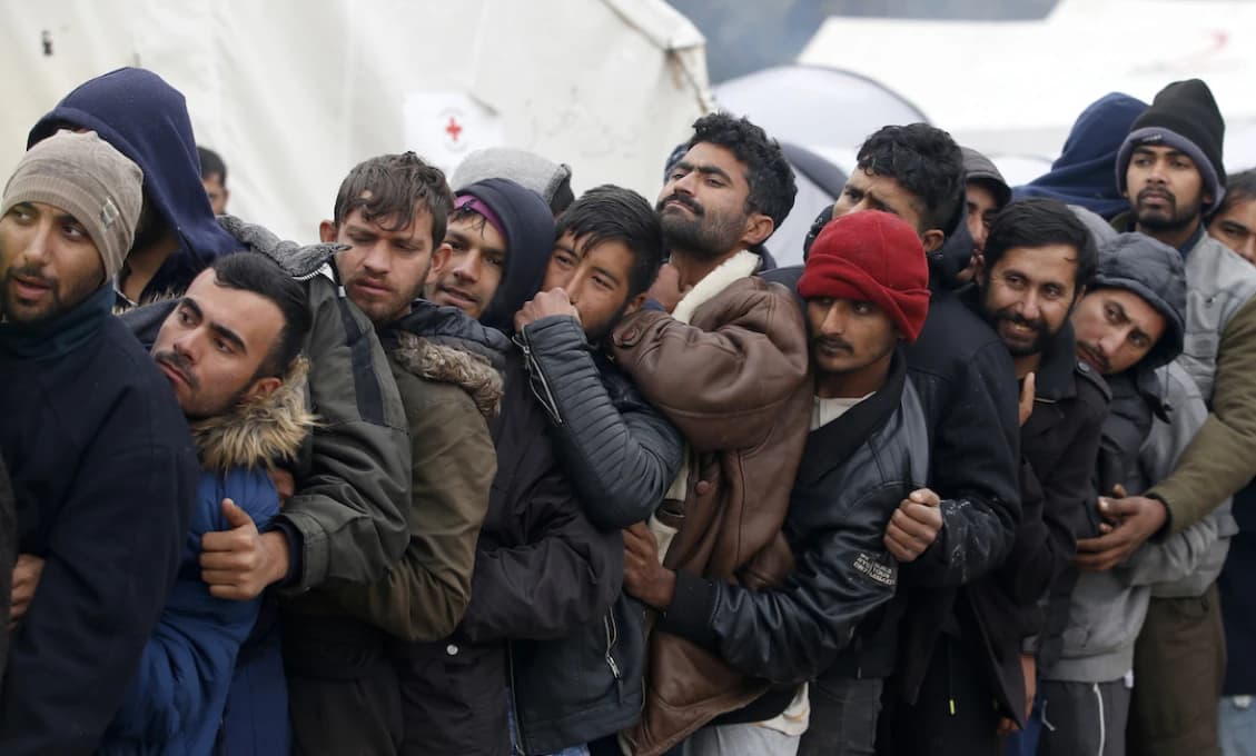 Je to zlé! Migranti už behajú Slovákom po dvoroch a nevedia ich dostať preč! A Mikulec len to svoje si tára(VIDEO)