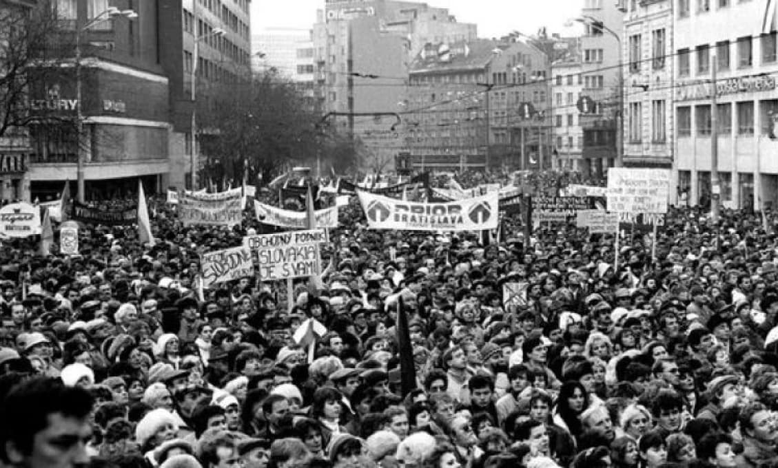 Prieskum: Chceli by ste žiť v režime, ktorý na Slovensku vládol pred rokom 1989?