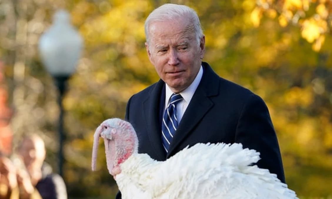 Joe Biden sa porozprával s morkou a udelil jej milosť! Vážne! (VIDEO)