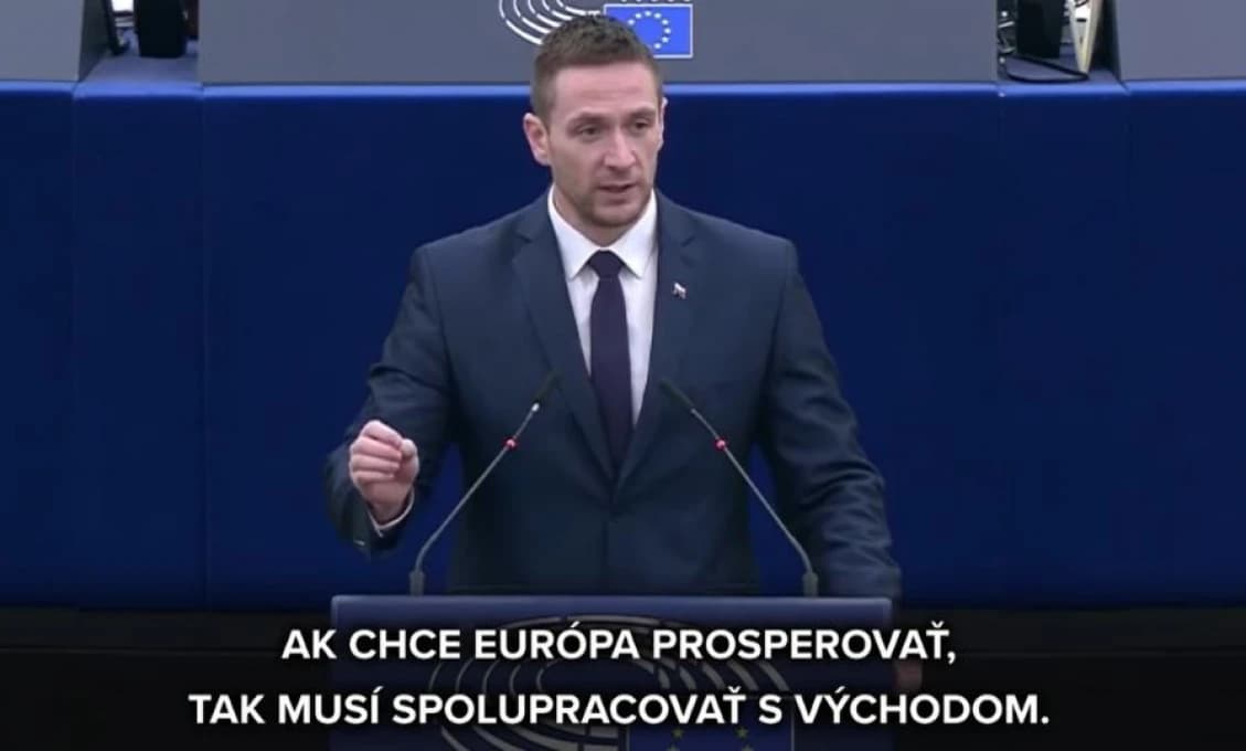 Démare vyhral v Hlohovci pred zrakom svojho otca, ktorý prišiel z Paríža na bicykli za desať dní