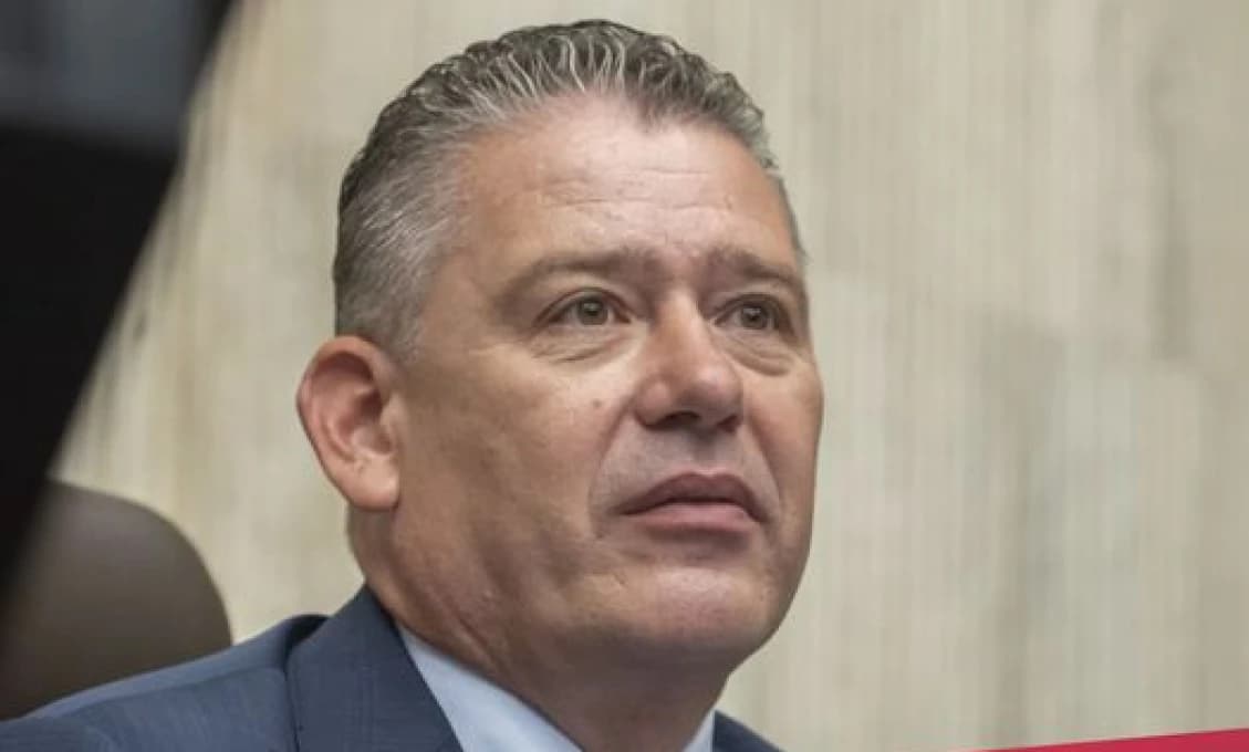 Zadržali Haščáka, ODKAZ MAL VYSLAŤ ROMAN MIKULEC, služobníček Hamran vyťahuje strašné bomby