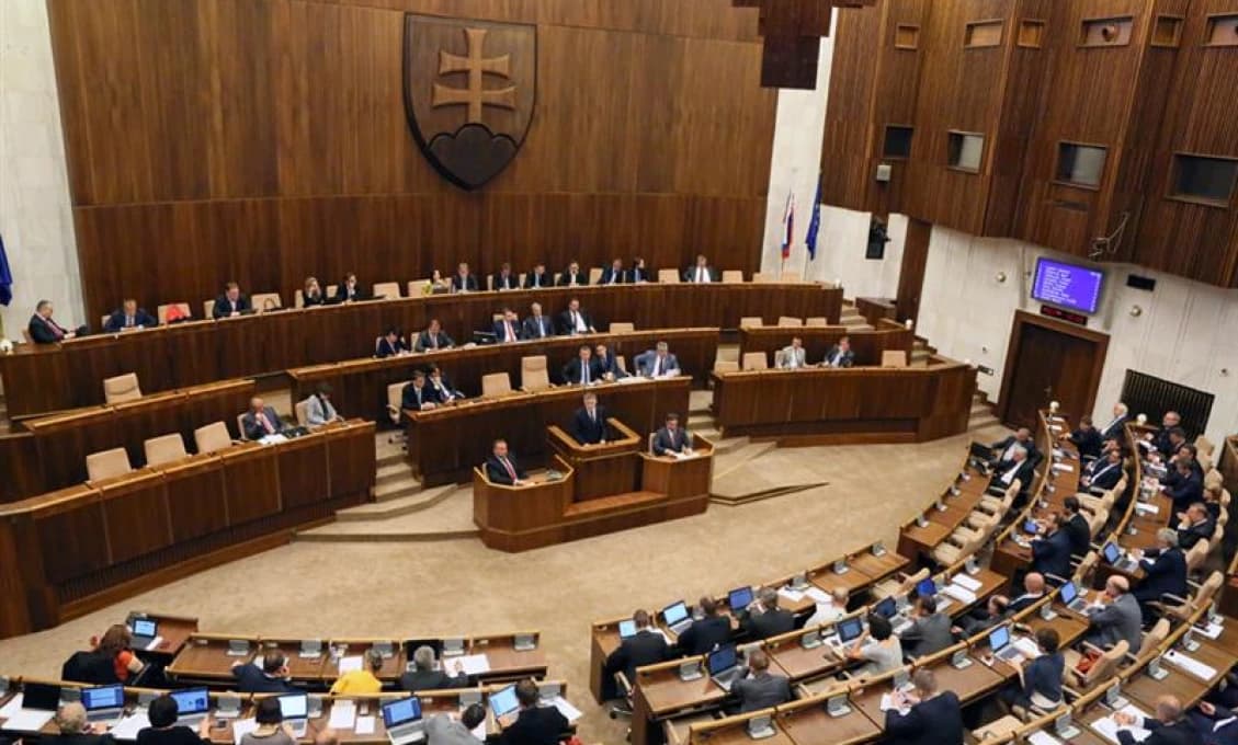 Hlasovanie o vyslovení nedôvery vláde odsunul šéf parlamentu na najneskorší možný termín!
