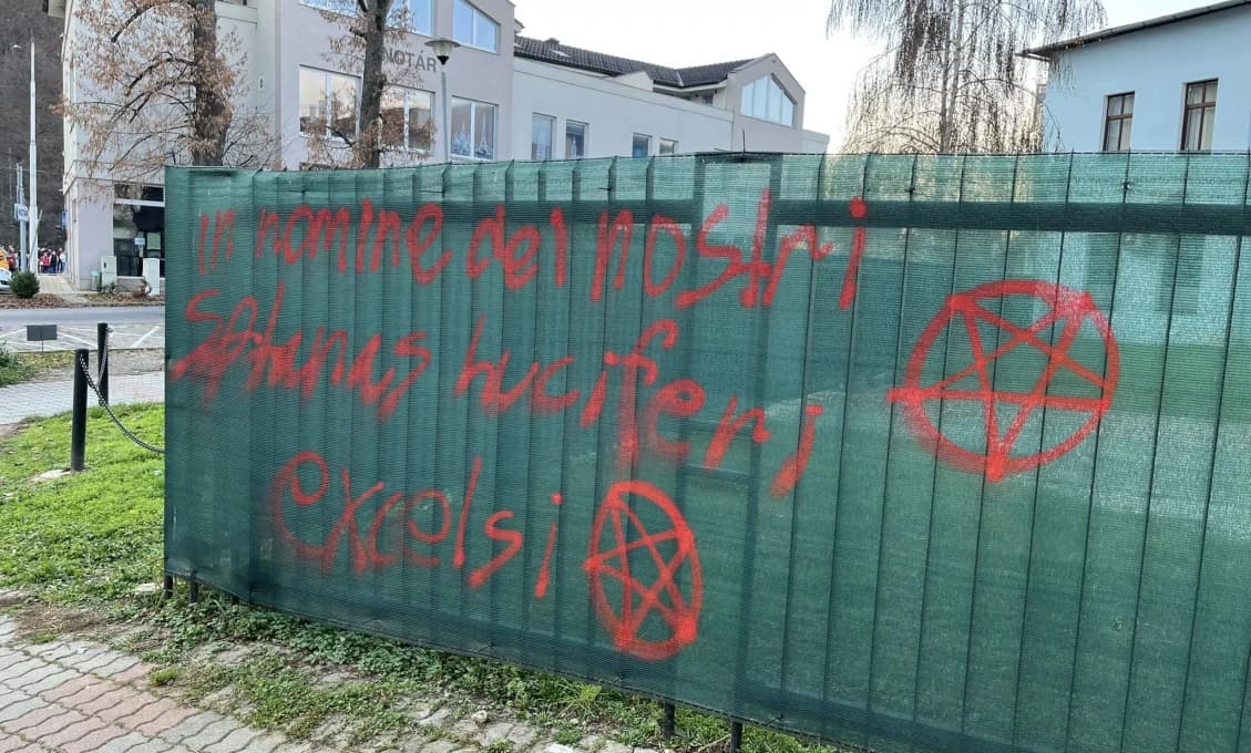 Na Slovensku začalo prenasledovanie kresťanov? TOTO je dôkaz! HNUSNÉ NÁPISY (FOTO)