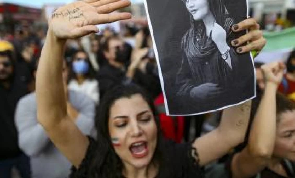 Irán po rozsiahlych protestoch zrušil mravnostnú políciu