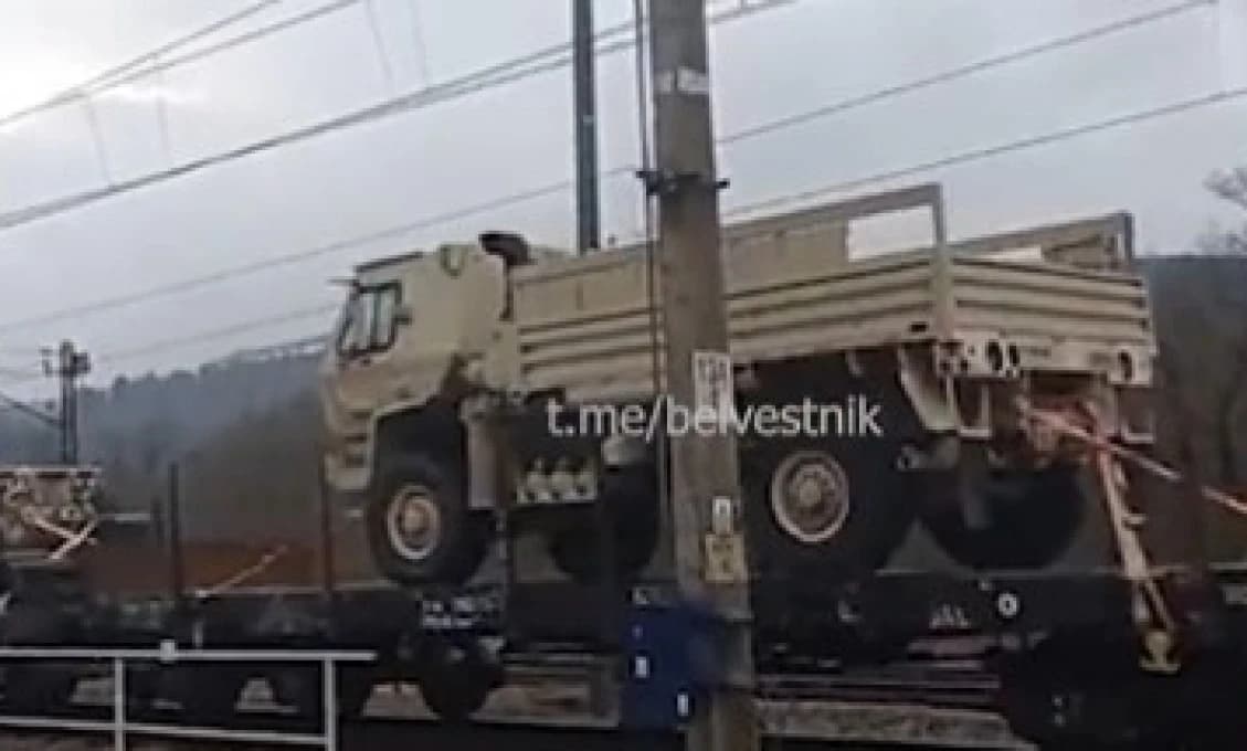 Čo z toho bude? – Veľké množstvo vojenských vozidiel mieri na Ukrajinu (VIDEO)