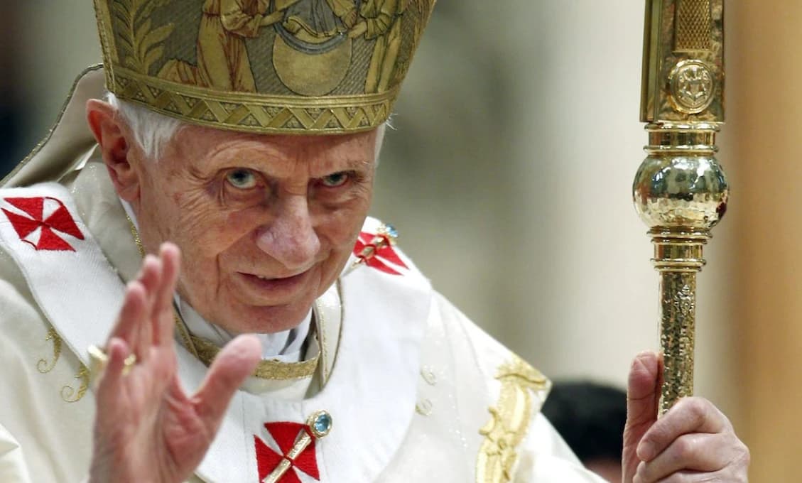 MIMORIADNE: ZOMREL EMERITNÝ PÁPEŽ BENEDIKT XVI