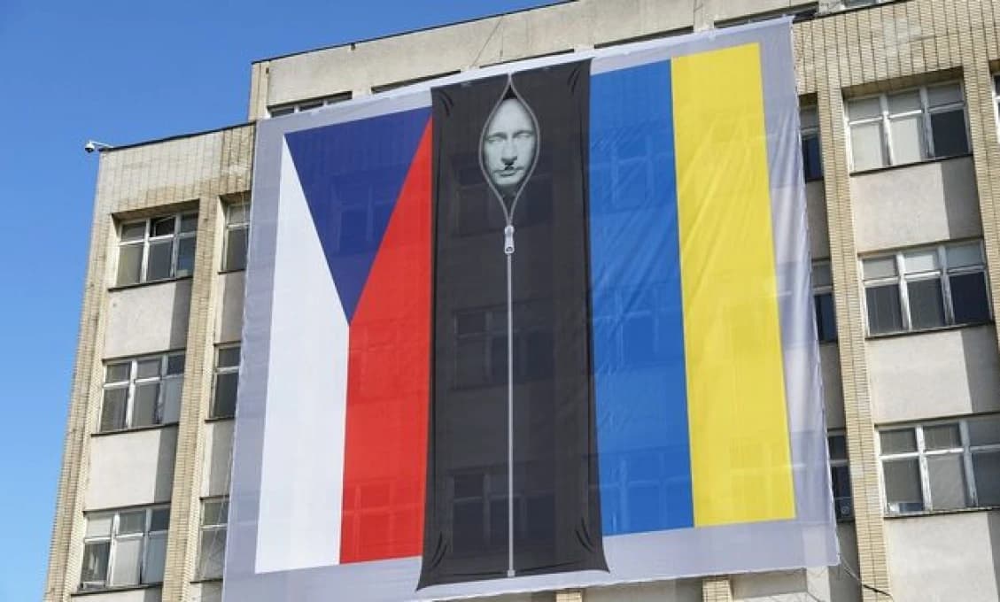 ČR: Vyvesenie portrétu Putina vo vaku na mŕtvoly na ministerstve nebolo trestné