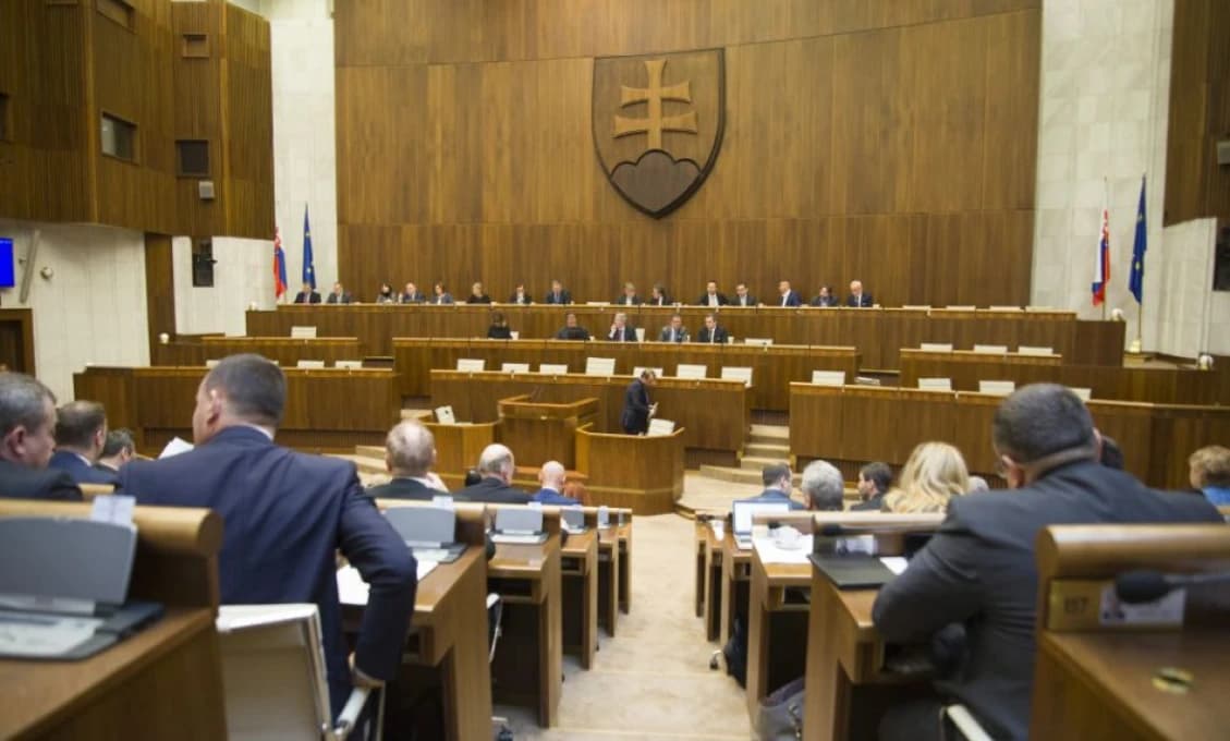 Poslanci pokračujú v rokovaní, venovať sa majú termínu volieb