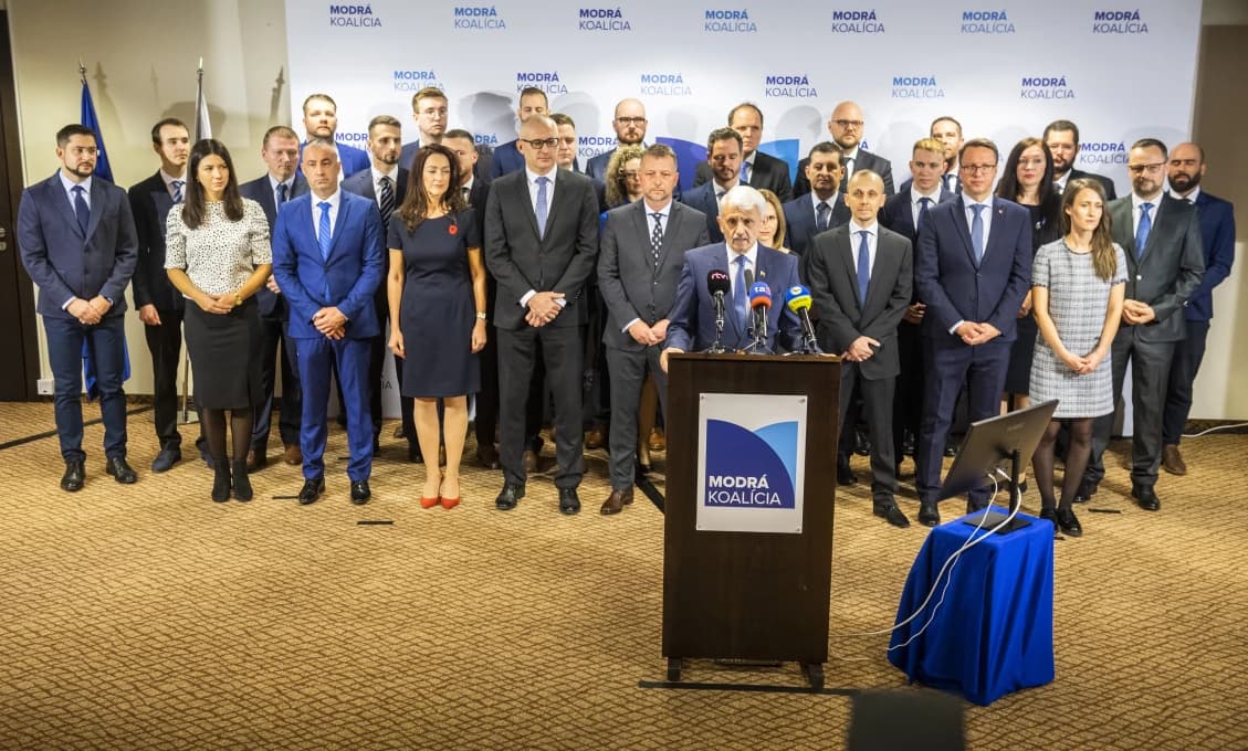 Hlas ľudu: Dámy na ihličkových podpätkoch, voľte modrého džentlmena, voľte Dzurindu