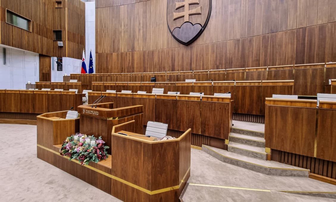 Poslanci začali utorkové rokovanie diskusiou o pomoci v hmotnej núdzi