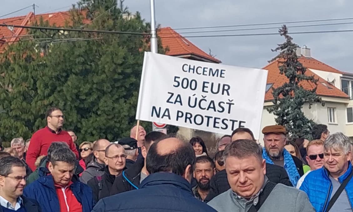 Pred Národnou radou SR sa koná PROTEST! Máme FOTO