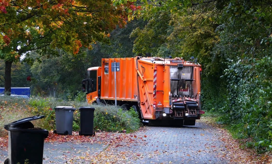 Tragédia v Bratislave! Muža z kontajnera zlisovalo smetiarske auto