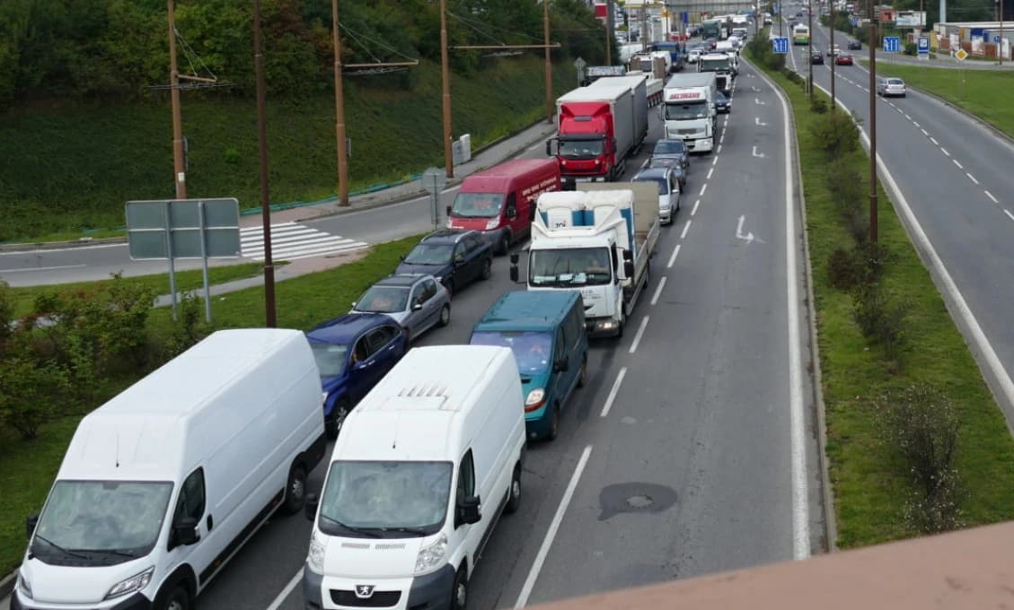 Na viacerých cestách na Slovensku sa tvoria kolóny