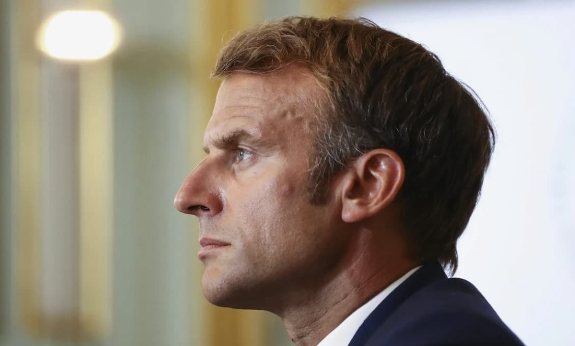 "Prezident násilia a pokrytectva..." Macronov prejav Holandsku narušili!