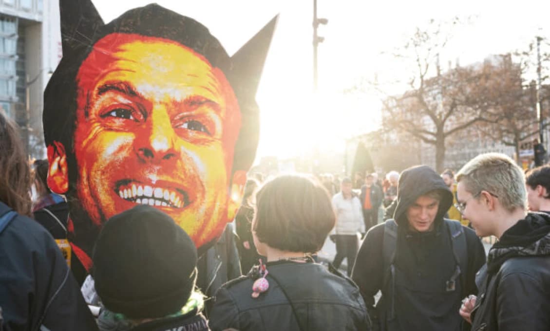 No počkaj, Macron!