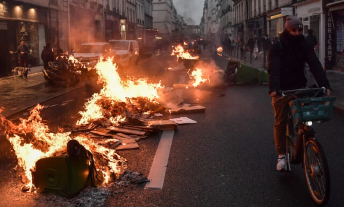 FRANCÚZSKO HORÍ! Macron podpisuje dôchodkovú reformu