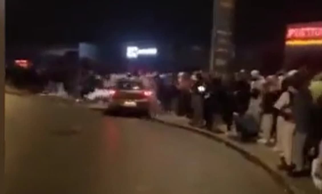 VIDEO: Auto počas nelegálnych pretekov narazilo do ľudí, dvaja sú vo vážnom stave