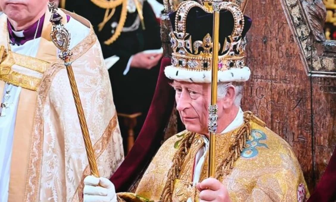 NECH ŽIJE KRÁĽ! Karol III. zložil korunovačnú prísahu na Svätú Bibliu a stal sa kráľom
