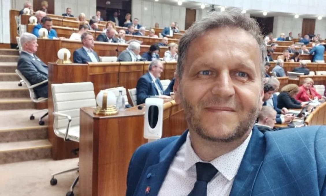 Babišov účet na Twitteri sa zmenil na zoznamku. Ľudia prosia, aby im našiel partnera