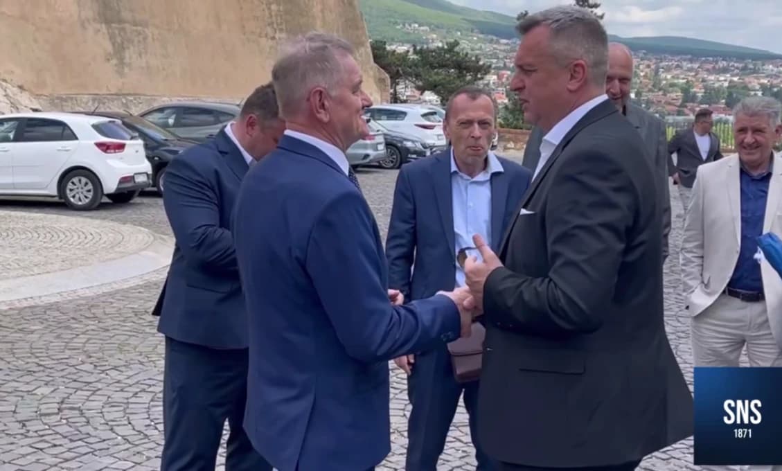SNS nezaháľa a naďalej prekvapuje
