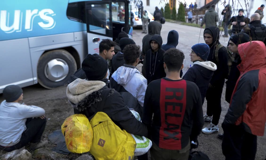 Policajti chytili vo vlaku prevádzačov aj s mladistvým migrantom